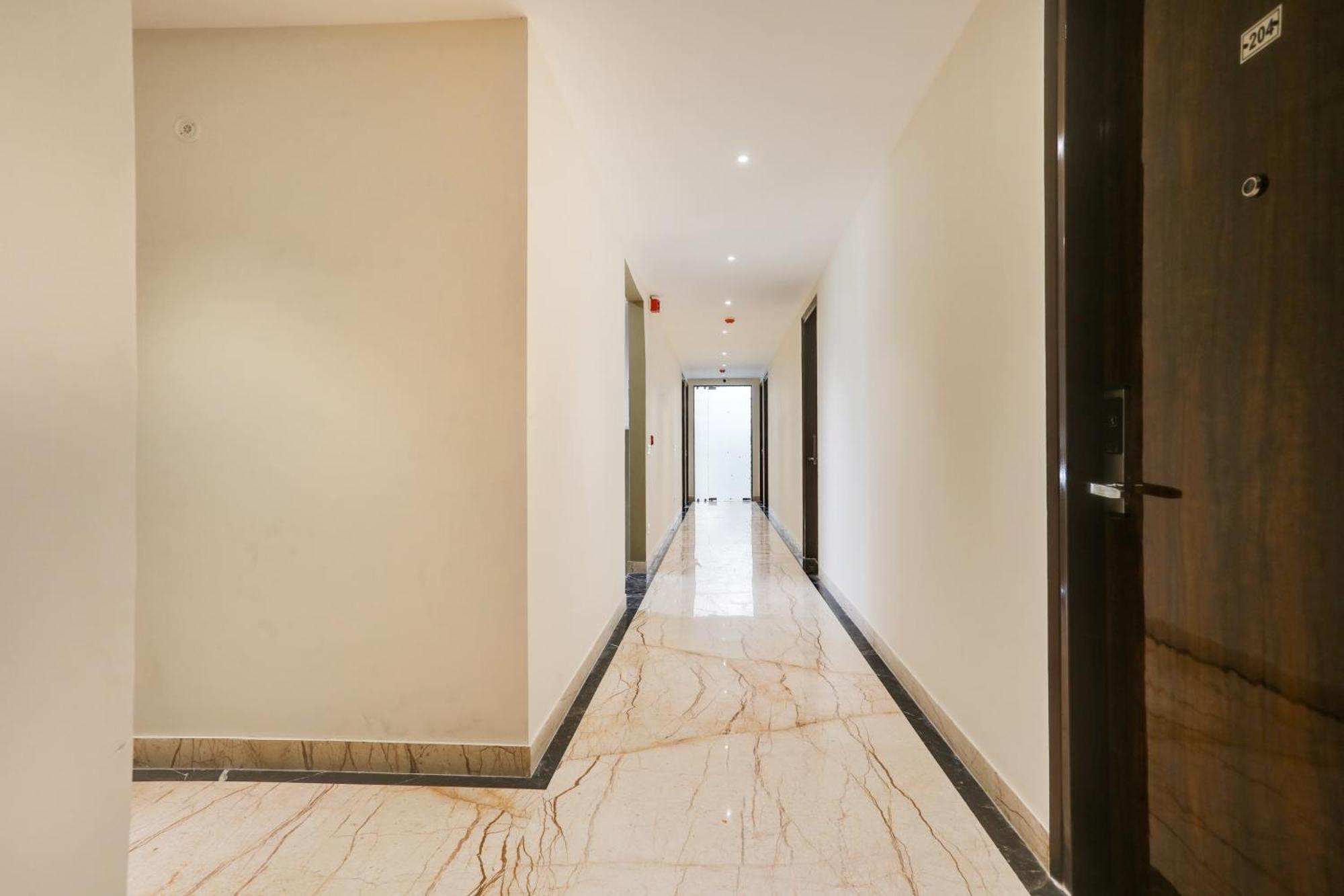 Townhouse The Adore Inn 구르가온 외부 사진