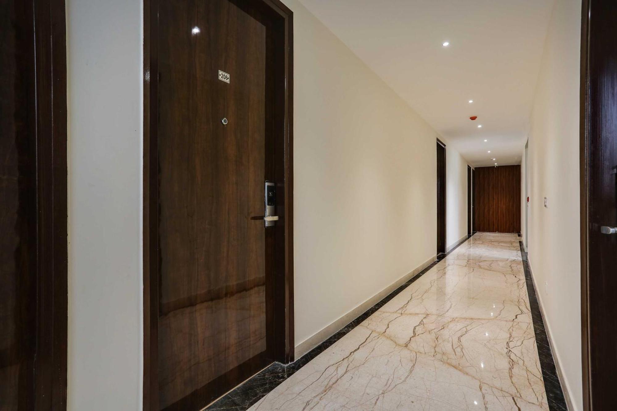 Townhouse The Adore Inn 구르가온 외부 사진